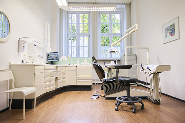 Das Behandlungszimmer, Blick von der Tür Richtung Fenster.