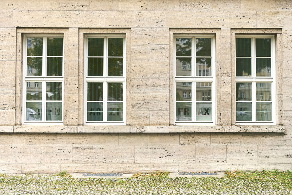 Die Praxis Dr. Metz vom Bürgersteig aus gesehen.